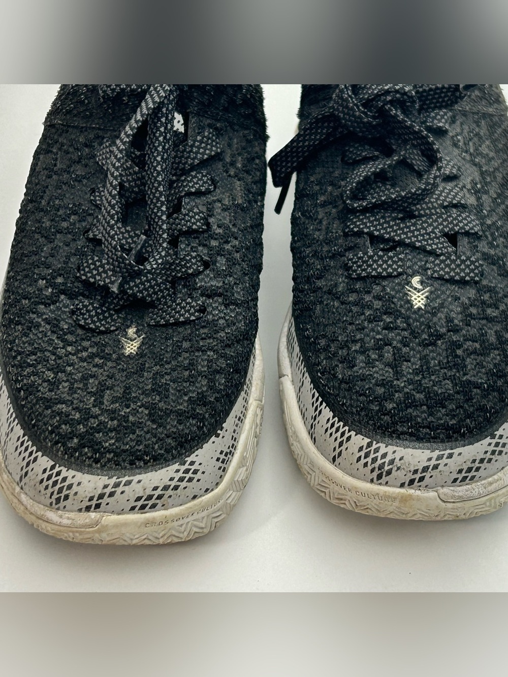 Youth Black Knit Lace-Up Sneakers with White Sole Gold Detailing Unisex Size 5 - Picture 4 of 10
